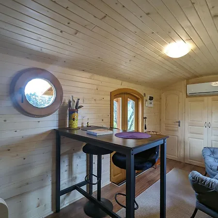 Tatil Evi Roulotte Cosy Avec Jacuzzi Et Spa, Massages Bien-etre, Nature Et Calme, Pres De Lyon - Fr-1-582-477 Monistrol-sur-Loire