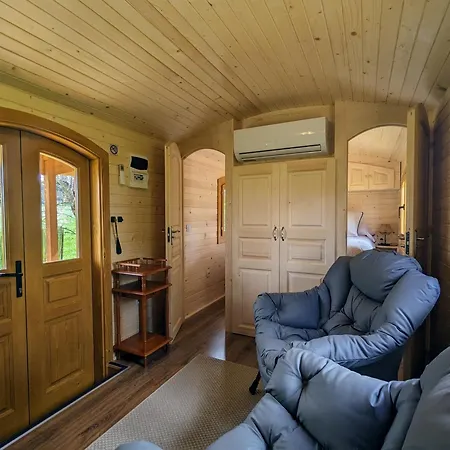 Roulotte Cosy Avec Jacuzzi Et Spa, Massages Bien-etre, Nature Et Calme, Pres De Lyon - Fr-1-582-477 Tatil Evi